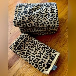 Pottery Barn Leopard Jacquard 600-Gram Weight Bath Towels (3) Hand Towels (2)